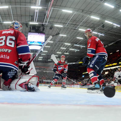 Pucken glider in i HIFK:s mål.