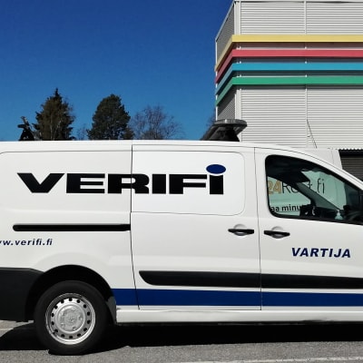Turvapalveluita myyvän Verifi yrityksen pakettiauto sivusta kuvattuna.