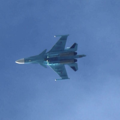 Ett ryskt stridsflygplan av typen Su-34 flyger över Arbin nära Syriens huvudstad Damaskus den 20 februari 2018.