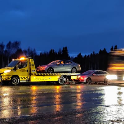 Autoja siirretään hinausauton kyytiin nelostiellä