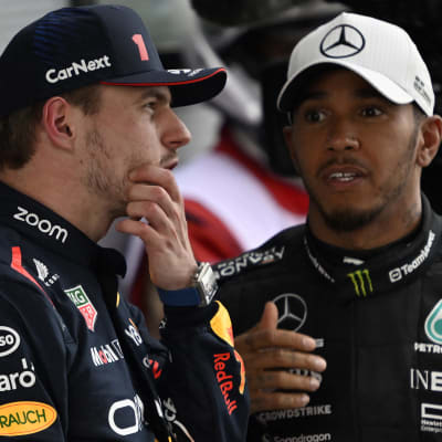 Max Verstappen snackar med Lewis Hamilton.