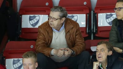 Göran Stubb och Alexander Stubb sitter bredvid varandra på HIFK:s läktare.