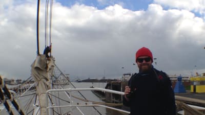 Kapten Anders Lassenius på däck, i hamn i bakgrunden