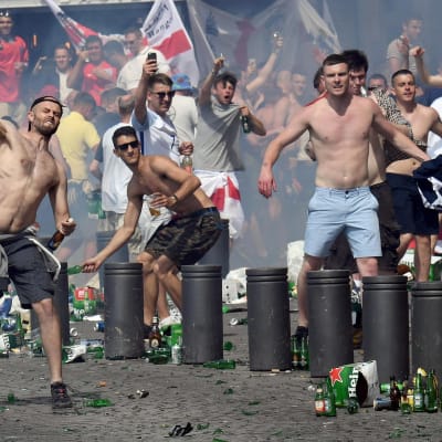Engelska fotbollssupportrar i slagsmål med ryssar inför matchen i Marseille.