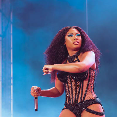 Megan Thee Stallion Ruisrockin päälavalla sunnuntain pääslotissa 2022.