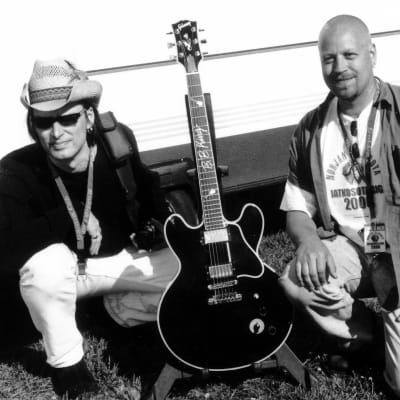 Esa Kuloniemi ja Mika Sikström pääsivät kimppakuvaan legendaarisen Lucille-kitaran kanssa Puistobluesin backstagella vuonna 2000.