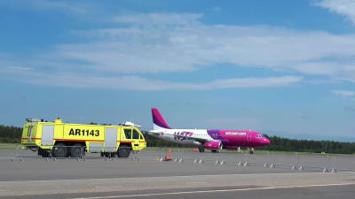 Wizz Airs flygplan på Åbo flygplats