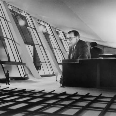 Arkkitehti Eero Saarinen suunnittelemansa Dulles International Airportin pienoismallin sisällä