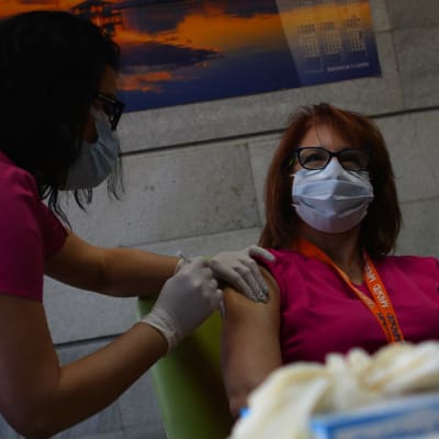 En kvinna blir vaccinerad mot corona