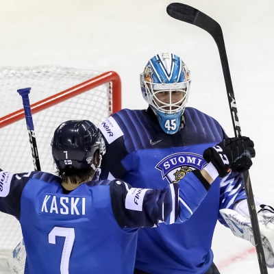 Jussi Olkinuora och Oliwer Kaski jublar efter 5-0-segern.
