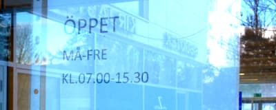 En lapp där det står öppet vardagar 7-15.30.