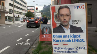 En en valaffisch med FPÖ:s kandidat Herbert Kickl.