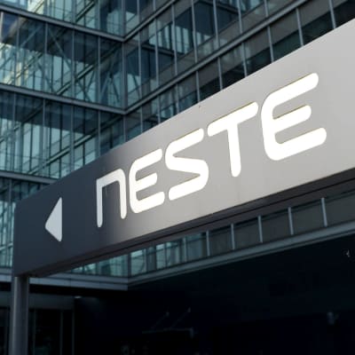 Nestes logga framför bolagets huvudkontor i Esbo.