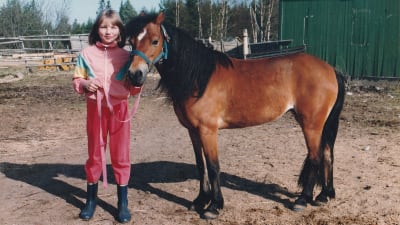 Kirjailija Jenni Räinä lapsena oman ponin kanssa.