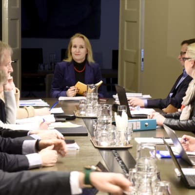 Riksförlikningsman Minna Helle förhandlar med finansbranschens parter. 