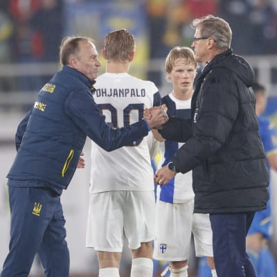Finland och Ukrainas tränare skakar hand efter matchen.