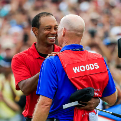 Tiger Woods ja caddie Joe LaCava juhlivat voittoa.