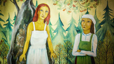 Kaksi piirrettyä naishahmoa, toinen punatukkainen, toinen päähine päässä, metsämaisemaa, noitavainomuseossa Kristiinankaupungissa