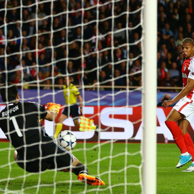 Gianluigi Buffon räddar ett skott av Monacos Kylian Mbappé i Champions League.