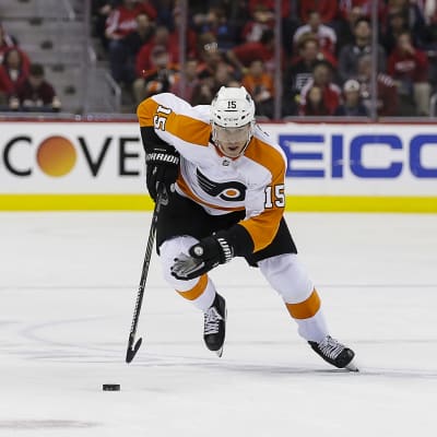 Ishockeyspelaren Jori Lehterä försöker nå till en puck i en match i NHL.