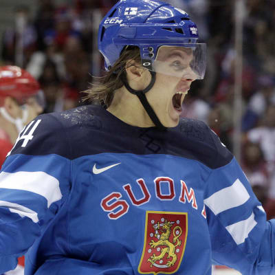 Mikael Granlund jublar.