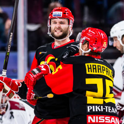 Nicklas Jensen och Henrik Haapala firar ett mål