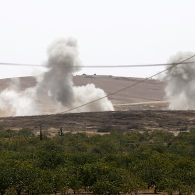 Turkiska flygplan har angripit både jihadister och proamerikanska kurdiska milisgrupper i och omkrin Jarablus i norra Syrien.