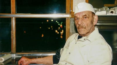 Harry Gustafsson inne i sin korvkiosk.
