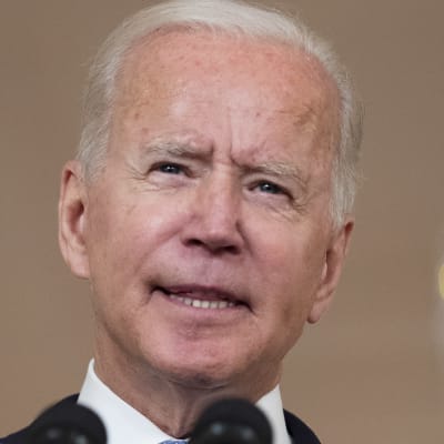 Närbild av Joe Biden framför talarstol, med pekfingret riktat framåt.