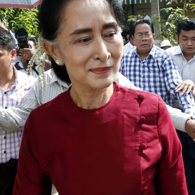 Aung San Suu Kyi vid vallokal i Rangoon.