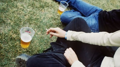 Tonåringar som röker och dricker öl.