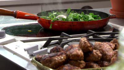 Stekt grönkål och mangold samt kebab med chorizo.
