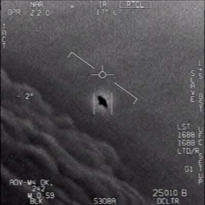 Oidentifierat flygande objekt fotograferat av en pilot i den amerikanska flottan.