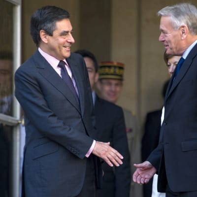 Avgående franske premiärministern Francois Fillon gav över till Jean-Marc Ayrault