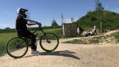 En ung man på cykel i cykelparken i Pfaffenhofen