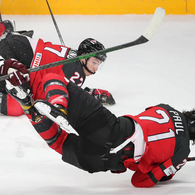 Latvian Rodrigo Abols kyykyttää Kanadan Michael Buntingia ja Nick Paulia