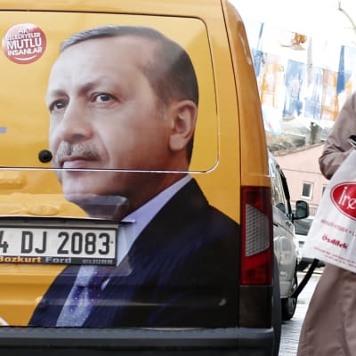 Valreklam på en bil för det styrande AK-partiet