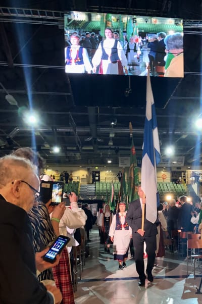 Antti Kaikkonen bär in Finlands flagga på Centerkongress