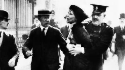 Suffragettrörelsens Emmeline Pankhurst arresteras.