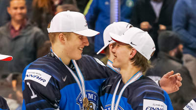 Ukko-Pekka Luukkonen och Oskari Laaksonen firar efter slutsignalen.