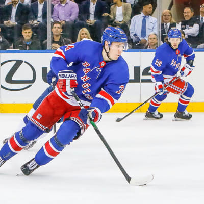 Kaapo Kakko kurvar med pucken.
