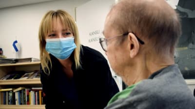 Ann-Marie Kulla talar med en äldre patient i sjukhuset.
