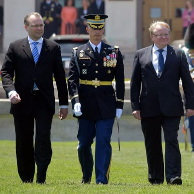 Försvarsministrarna Jussi Niinistö och Peter Hultqvist tas emot med militära hedersbetygelser i det amerikanska försvarsministeriet Pentagon. 