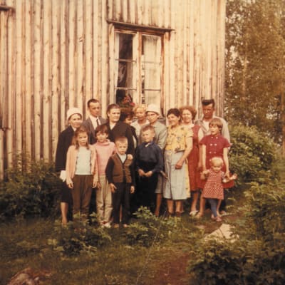 Perhe koossa talon edustalla. Kuva dokumenttielokuvasta Family Files - Perheeni tarina