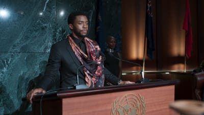 Närbild på T'Challa (Chadwick Boseman) då han står i FNs talarstol.