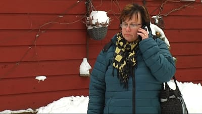 Hemvårdare Margita Björklöf talar i telefon.