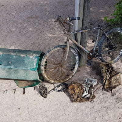 Cykel, skräpkorg och andra gamla metallföremål.