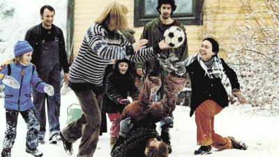 Huvudpersonerna spelar fotboll i snön.