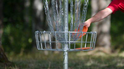 Frisbeegolfare och korg
