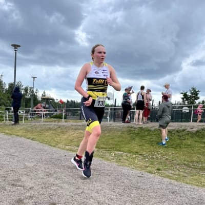Paratriathlonisti Liina Nuoranne juoksemassa triathlonkilpailussa.